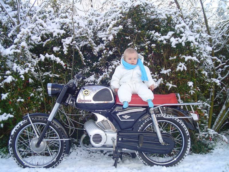 Mees de Jong op de zundapp in de sneeuw[1]